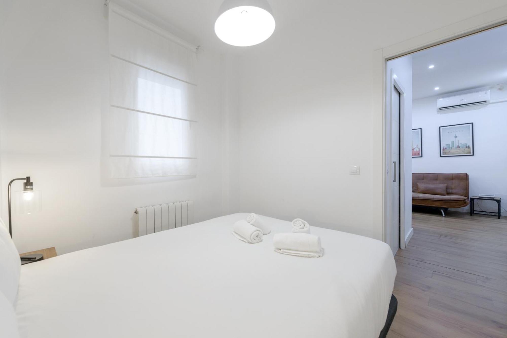 マドリードAvila Calle, Precioso Estudio En Santiago Bernabeu-Estrecho En Segundo Piso Sin Ascensorアパートメント エクステリア 写真